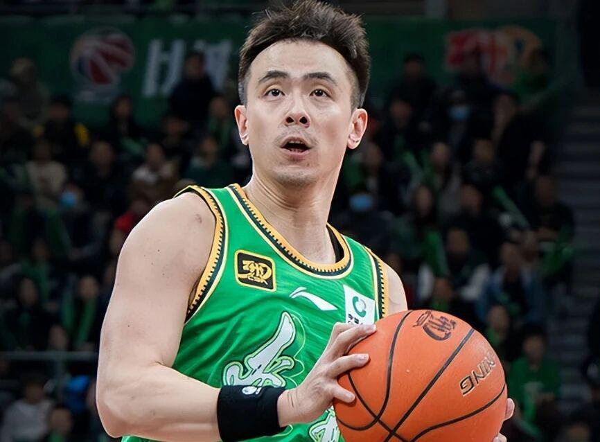 MK体育登录入口-辽宁男篮赵继伟引球迷不满，广东前功勋外援再就业，四川官宣换帅